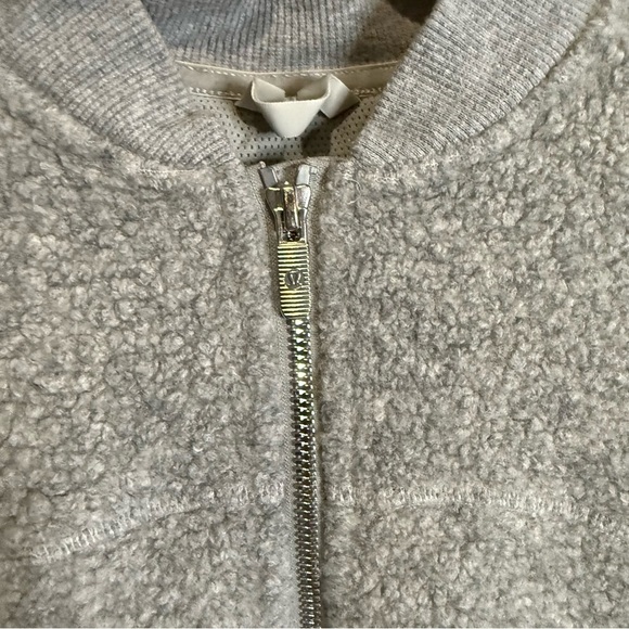 Lululemon Stand Out Sherpa Jacket
Heathered Core Light Grey / Silver Drop size 4 - Picture 6 of 13